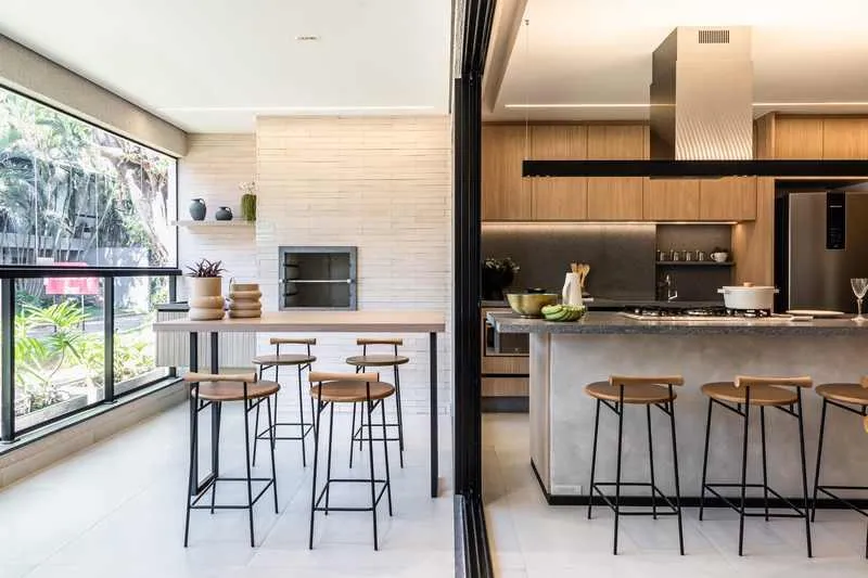 Sofisticação e Pôr do Sol no 17º Andar: 75m² com 2
Suítes