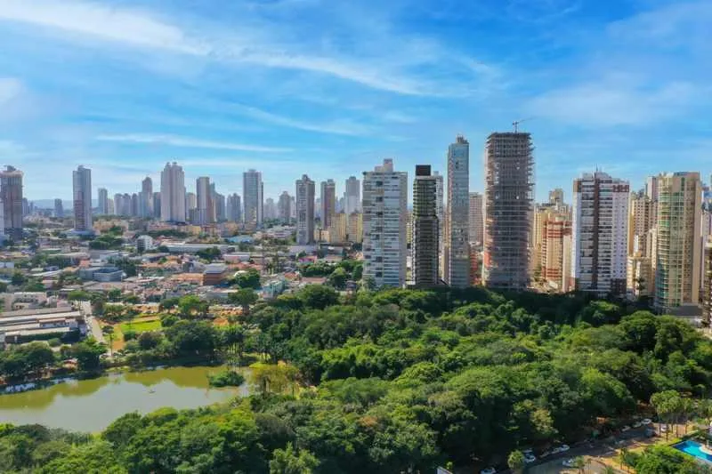 Elegância e Conforto no Opus Brava Design: 3 Suítes e Vista Nascente!