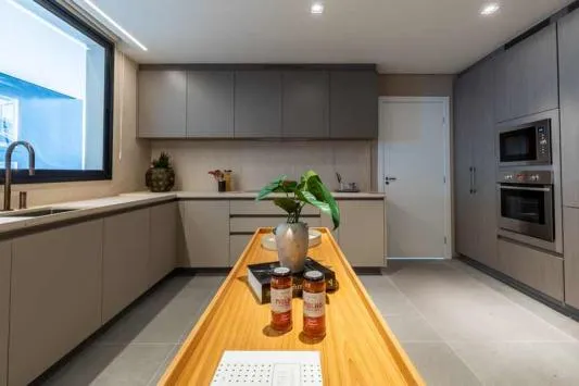 Viva com Vista Privilegiada no Marista: Unidade de 251 m² e 4 Suítes no City Ricardo

Paranhos!